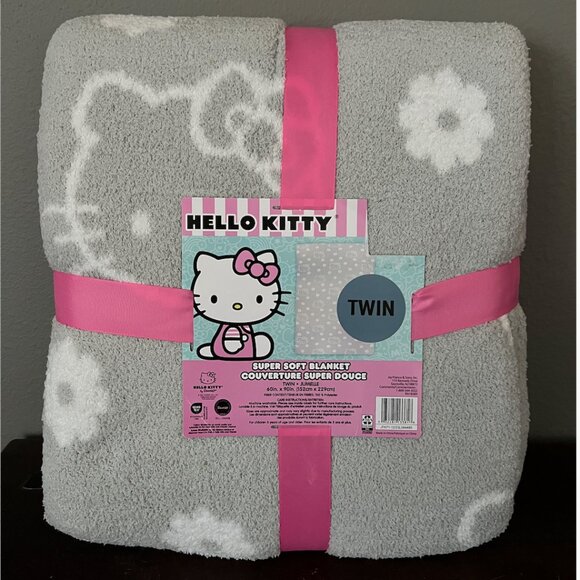 Hello Kitty twin-sized plush blanket - Picture 1 of 5